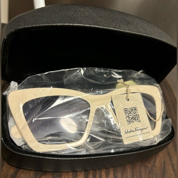 NEW Salvatore Ferragamo SF 1081SE 103 Ivory Sunglasses with Blue Gradient Lenses - Picture 7 of 9
